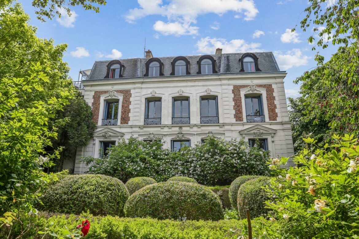 Hôtel particulier belle époque et son jardin arboré aux vues imprenables sur Paris