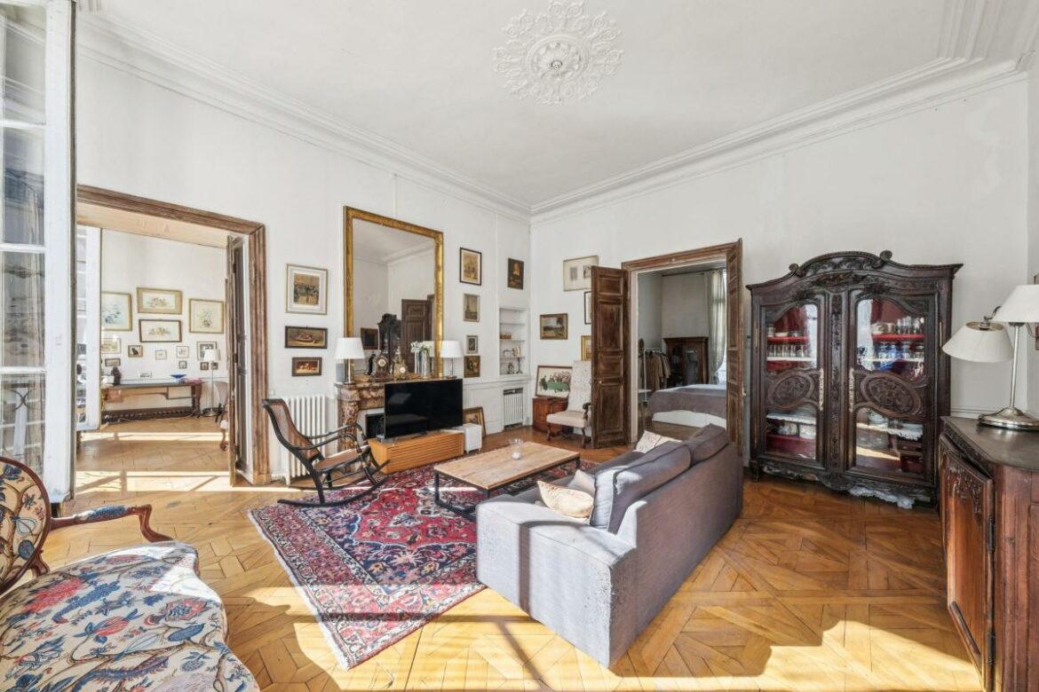 Rue de Condé - Appartement traversant aux volumes d'exception