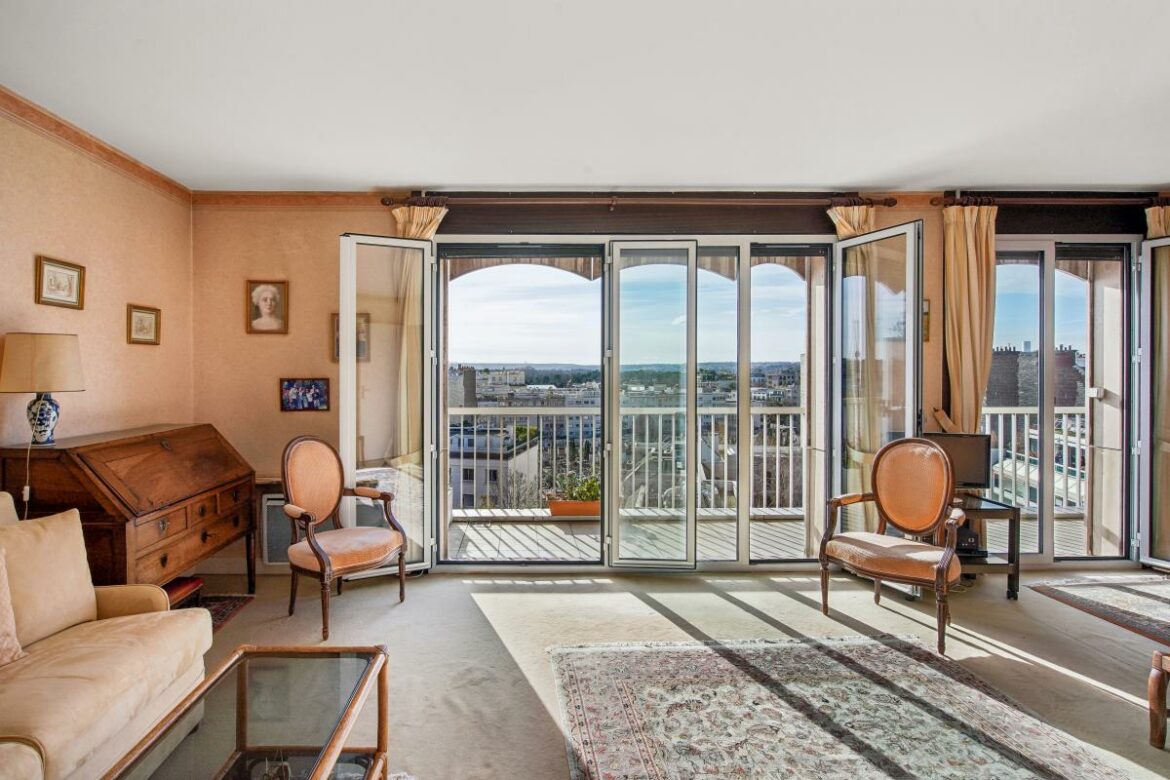 Appartement et son balcon terrasse plein soleil au dernier étage au calme