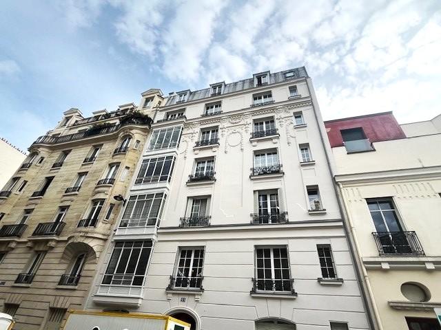 Studio sur rue dans un bel immeuble