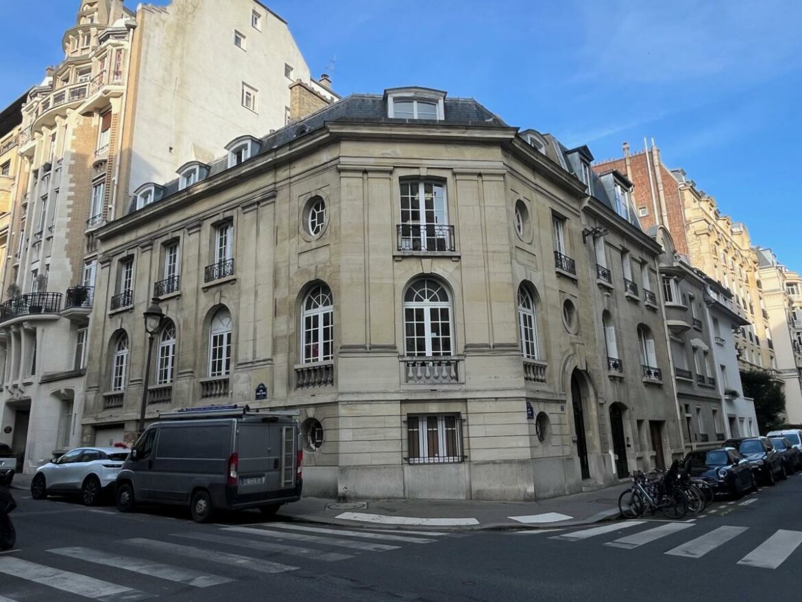 Immeuble d'angle ancien hôtel particulier de 500m²