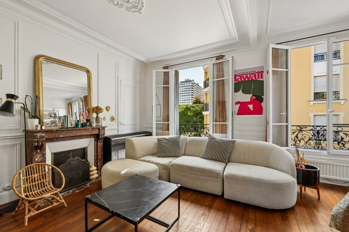 Appartement ensoleillé sur la place de la mairie