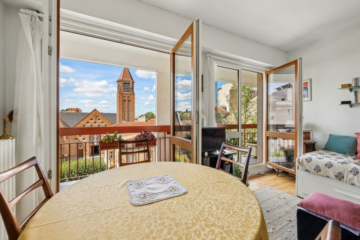 Studio et son balcon aux vues dégagées