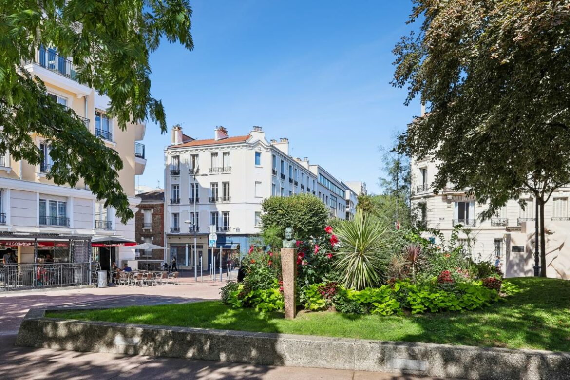 Appartement ensoleillé sur la place de la mairie